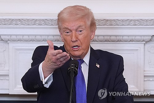 트럼프, 이란에 대한 제한적 타격 가능성에 "검토하고 있다"(상보)_최진우