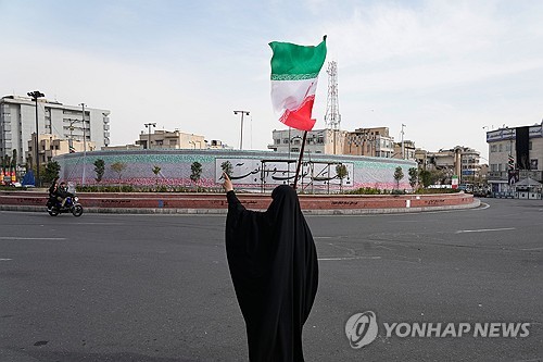이란 원자력 청장 "우라늄 농축 제한 받아들이지 않을 것"_윤정원
