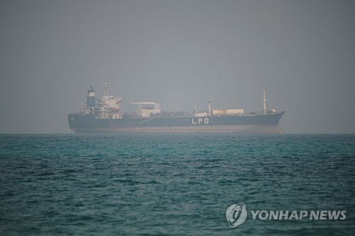 바브엘만데브 해협을 통과하는 선박