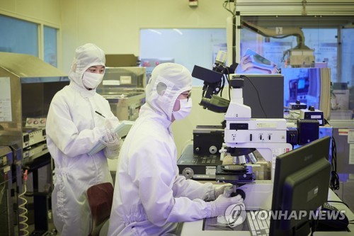 국방 무기체계용 반도체 부품 연구하는 ETRI 연구진