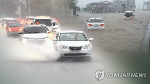 장마철 집중호우로 침수 차량 2천500대 육박…손해액 200억원 상회_황남경