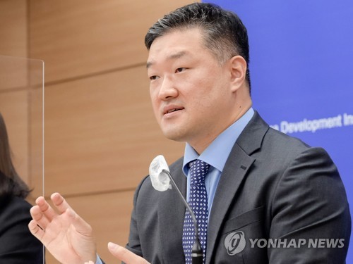 KDI, 올해 성장률 2.5%→2.2%…"금리인하 늦어 내수회복 지연"_박준형