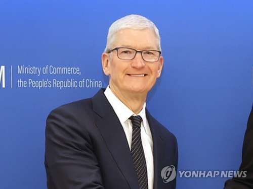 팀 쿡 애플 CEO, 2023년 급여 전년보다 36% 넘게 삭감_강수지