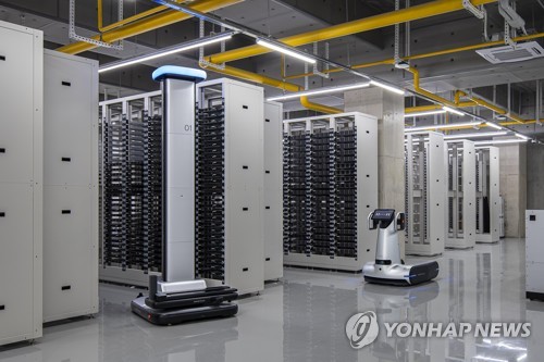 네이버 각 세종에 도입된 로봇 '세로'(왼쪽)와 '가로'(오른쪽)