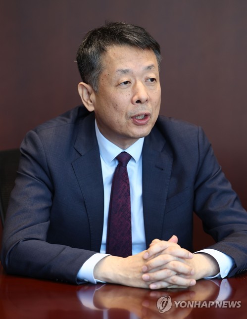 김광일 MBK 부회장 "23일 주총 효력 없다"…무효·가처분 소송 예고_최정우