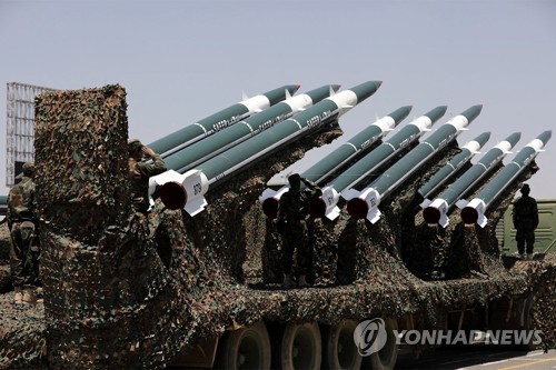 후티 반군의 군사 퍼레이드에 등장한 미사일