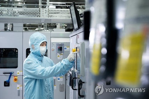 반도체 팹(공장)에서 근무 중인 직원