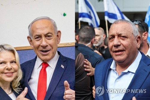 27일(현지시간) 총선에서 투표한 나선 네타냐후 총리(왼쪽)와 아이젠코트 전 참모총장