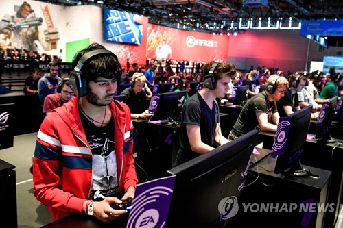 EA, 축구게임 부진으로 가이던스 낮추자 주가 10% 급락_이윤구