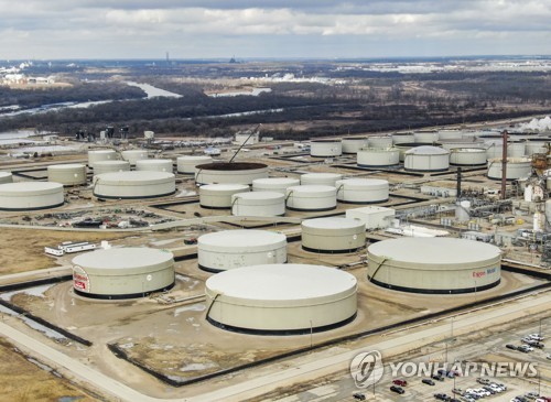 [뉴욕유가] 공급 우려·트럼프 加 압박 속 사흘째 상승…WTI 0.4%↑_장예진