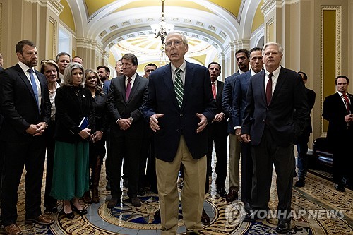 미치 매코넬 상원 공화당 원내대표와 상원 의원들