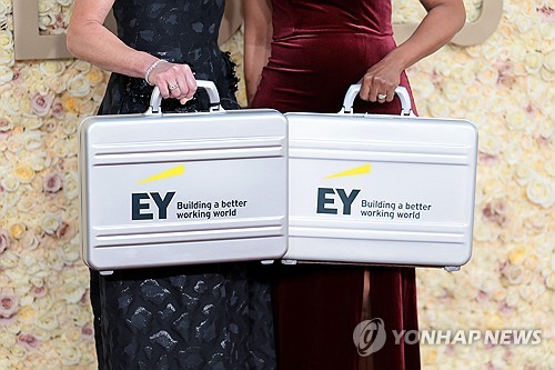 [월가 톡톡] EY "경험 부족한 주니어, AI 시대에 유리"_박지은