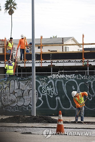 "美 금리 인하 지연, 주택구매자·건설주에 부담"_강수지