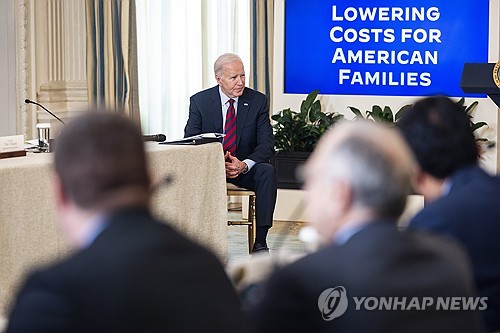 美 신용카드 연체료 8달러로 제한…"바이든 '정크 수수료' 단속"_윤시윤
