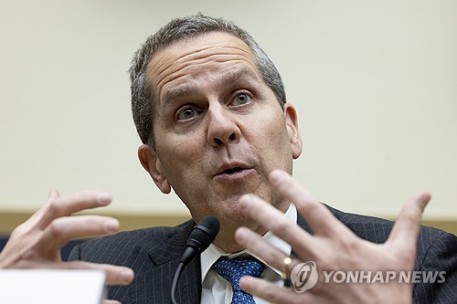 美 연준 바 이사, 스테이블코인 규제 위험 요인 경고_윤시윤