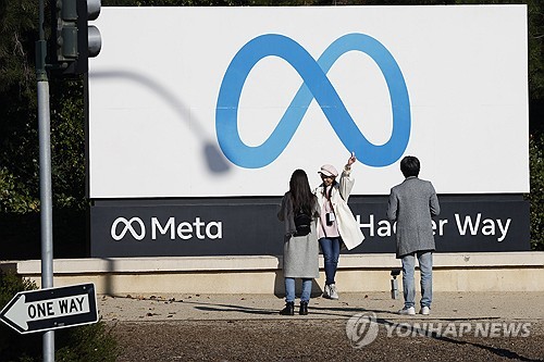 [딜링룸 백브리핑] "메타 새 AI 연구소, 中 인력으로 가득 차"_정윤교