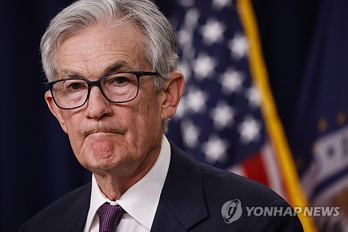 '매파 연준' 충격에 해외 전문가들 "금리 인하, 장기간 멈출지도"_문정현