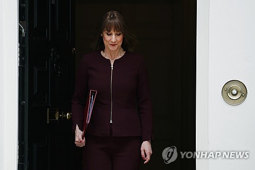 英재무 "올해 성장률 1.0%"……작년 10월比 반토막(상보)_최진우