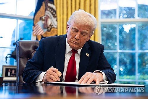 백악관 "트럼프, 자동차 관세 영향 완화할 것…내일 조치 예상"(상보)_정윤교
