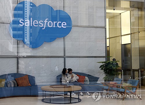 BofA "세일즈포스, 목표 주가 305달러로 하향 조정"_권용욱