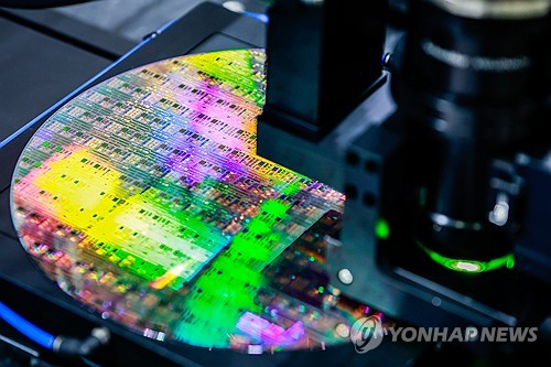 나란히 천장 뚫은 삼성전자·SK하이닉스…'메모리 힘세네'_김학성