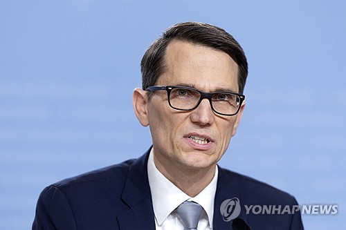 스위스중앙銀, 10년만에 구두개입…美·이란 경계하며 "환시 개입 준비"_최진우