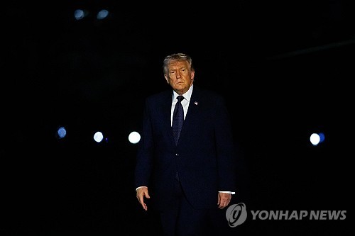 트럼프 "다음 일주일간 이란 매우 강하게 공격할 것" (상보)_윤정원