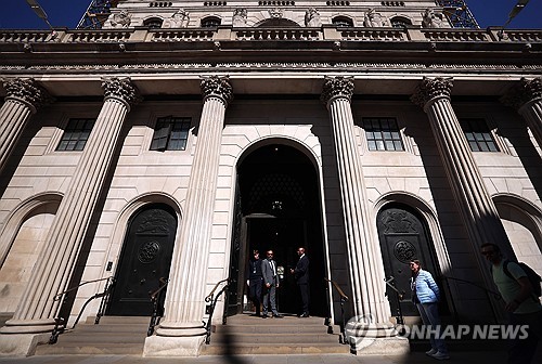 잉글랜드은행, 기준금리 3.75%로 동결…동결 8 vs 인상 1(상보)_윤정원