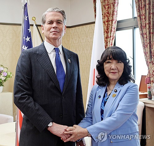 스콧 베선트 미국 재무부 장관(왼쪽), 가타야마 사쓰키 일본 재무상