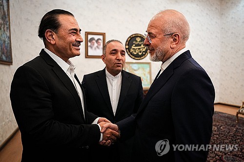 아심 무니르 파키스탄군 총사령관(왼쪽)과 모하마드 바게르 갈리바프 이란 의회의장(오른쪽)