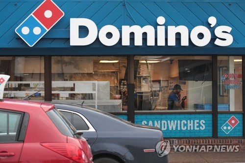 도미노피자, 2분기 견조한 매출에도 순익 감소…주가 2%↓_장예진