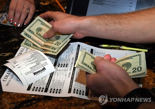 [딜링룸 백브리핑] 스포츠 도박 인기 끌자 美 가계 주식투자 줄어_강수지