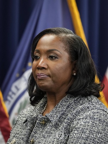 쿡 연준이사 '울퉁불퉁한 디스인플레이션에 정책조정, 신중한 접근'_정선영