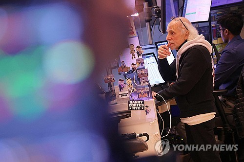 뉴욕증시, 금리인하 전망 약화로 조정 빌미…다우 1%↓ 마감_정선영