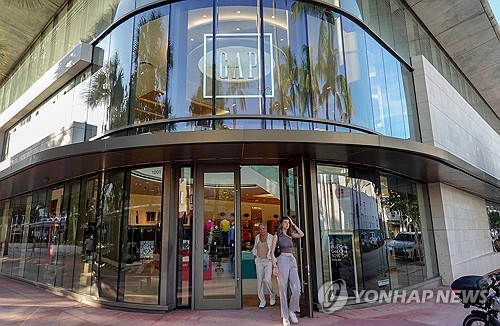 연말 대목 앞둔 갭, 실적 전망 상향에 시외서 15% 폭등_정윤교