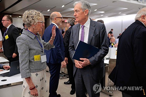 영국 중앙은행인 잉글랜드 은행(BOE)의 캐서린 만 정책위원(왼쪽)