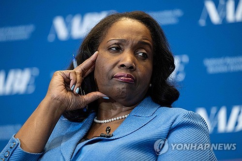 연준 리사 쿡 "인플레 제때 둔화 안 되면 금리 인상 준비돼"(상보)_김성진