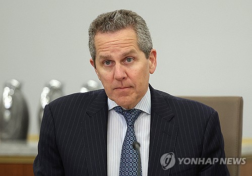 연준 바 이사 "불확실성 속 금리 동결이 합리적"(상보)_이효지