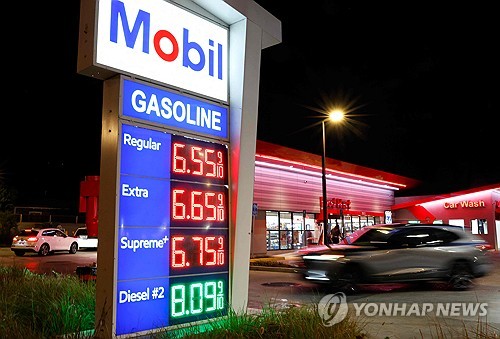 美 휘발유, 갤런당 4달러 돌파…2022년 8월 이후 처음_이효지