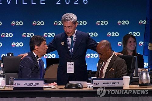 잭슨홀 회의에서 만난 워시 의장과 신현송 한국은행 총재