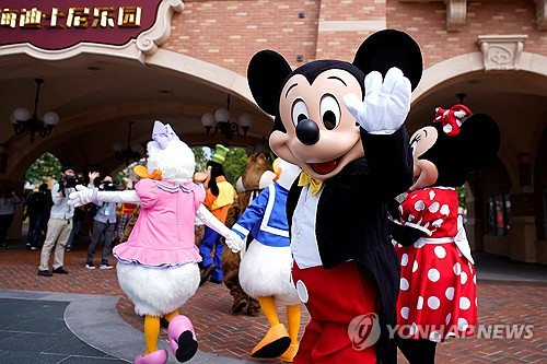 "디즈니 테마파크 매출, 업계 부진에도 성장"_홍예나