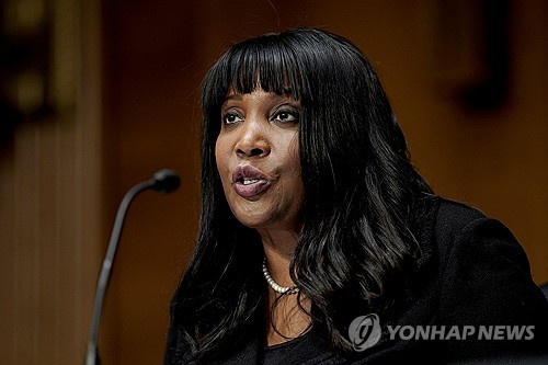 쿡 연준 이사 '미 경제 연착륙 가능하지만 확신할 수는 없어'_정선영