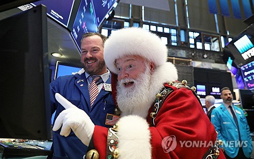 뉴욕증시, FOMC 내년 금리인하 전망에 환호…다우 37,000 돌파 마감_윤영숙