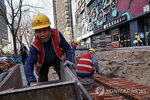 中 3월 산업생산 4.5%↑·소매판매 3.1%↑…예상치 하회(상보)_강수지
