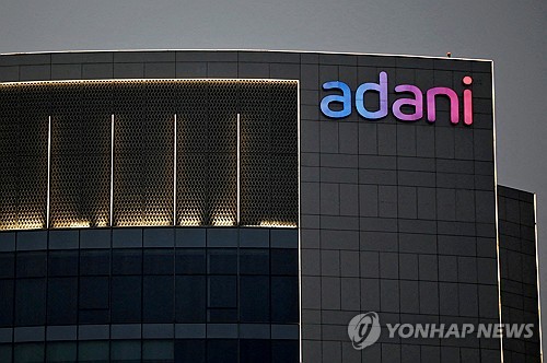 인도 아다니그룹, 美 100억 달러 투자 계획 되살려_정윤교