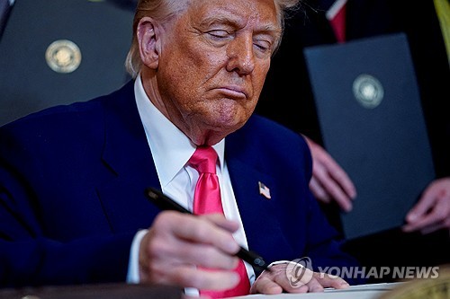 트럼프 "연방 정부 예산 1조 달러 이상 삭감"(상보)_권용욱