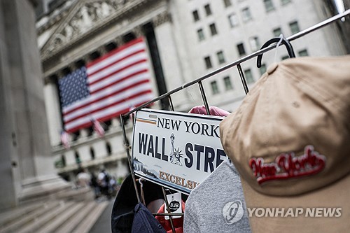 [딜링룸 백브리핑] 선망받던 직업 '금융업', 취업 기회는 줄어든다_권용욱
