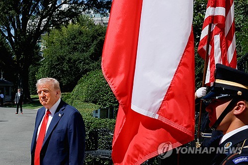 트럼프, 日과 무역협정 시행 행정명령 서명…"車관세 27.5%→15%"(상보)_최진우