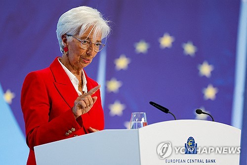 ECB, 2회 연속 금리 인하 보류 유력…물가 전망 상향 조정도_윤시윤