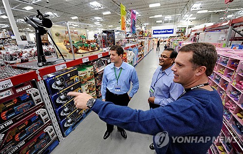 월마트, CEO 은퇴 소식에 프리마켓서 주가 2%↓_윤정원